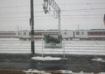 雪の小牛田駅　冬の宮城の風景