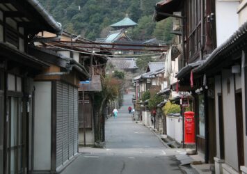 宮島の伝統的な町並み　広島の古風景い町並み　広島の風景