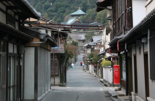 宮島の伝統的な町並み　広島の古風景い町並み　広島の風景