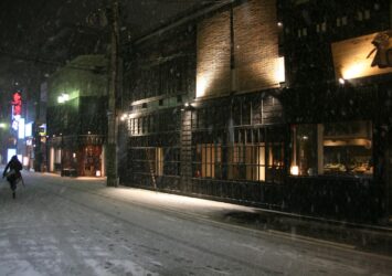 雪の夜の新潟の町並み　冬の新潟の風景