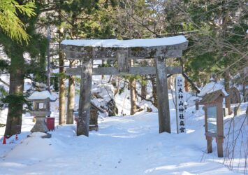 雪の中の大神山神社奥宮の参道と鳥居　冬の鳥取の風景