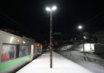 冬の夜の小樽駅　冬の北海道の風景