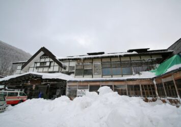 冬の酸ヶ湯　雪の中の酸ヶ湯温泉旅館　冬の青森の風景