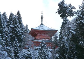 雪の比叡山延暦寺　冬の滋賀の風景