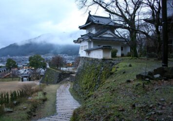 冬の雨上がりの出石城と出石の町並み　冬の兵庫の風景