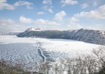 凍結した冬の摩周湖　冬の北海道の風景