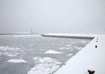 真冬の相泊漁港　冬の知床　冬の北海道の風景