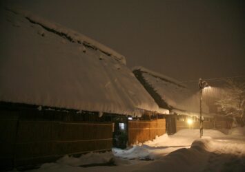 冬の夜の白川郷　雪の中の合掌造りの家　冬の岐阜の風景