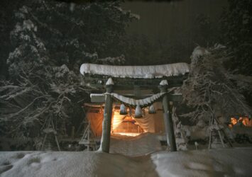 雪の夜の白川八幡神社　冬の岐阜の風景