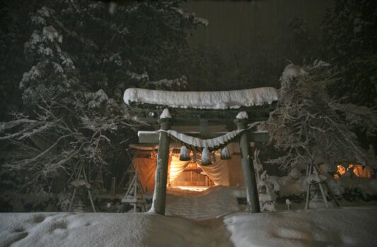 雪の夜の白川八幡神社　冬の岐阜の風景