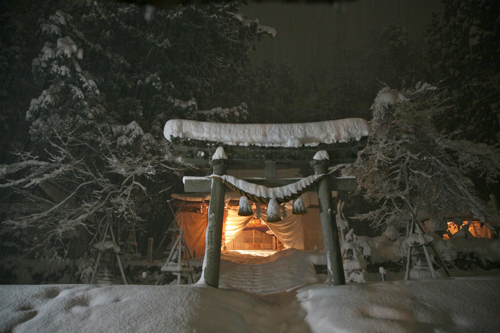 雪の夜の白川八幡神社　冬の岐阜の風景