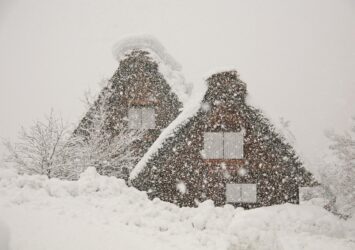 冬の白川郷　雪の中の合掌造りの家々　冬の岐阜の風景