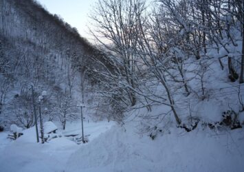冬の新高湯温泉「吾妻屋旅館」から見る風景　冬の山形の風景