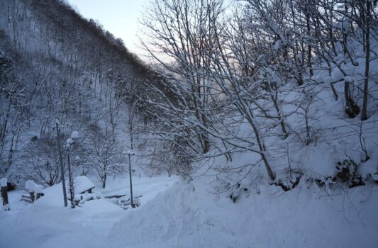 冬の新高湯温泉「吾妻屋旅館」から見る風景　冬の山形の風景