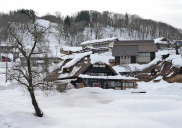 冬の田麦俣　雪の中の多層民家　山形の風景