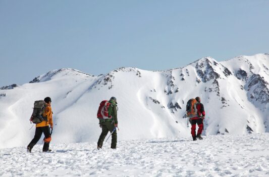 ゴールデンウィークの立山黒部アルペンルート　雪山を行く登山者　春の富山の風景