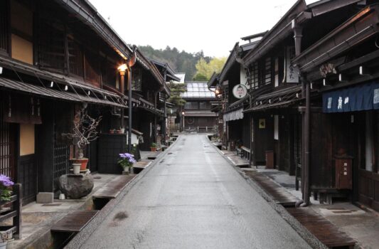 春の雨の日　飛騨高山の町並み　春の岐阜の風景