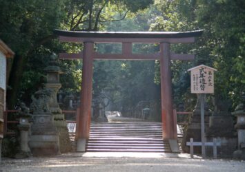 朝の春日大社　鳥居と参道　朝の奈良の風景