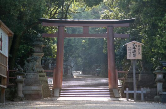 朝の春日大社　鳥居と参道　朝の奈良の風景