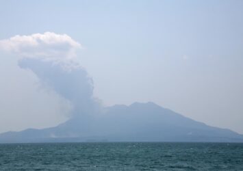 噴煙を上げる桜島の風景　鹿児島の風景