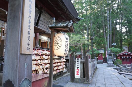 夏の夕暮れの北口本宮冨士浅間神社　山梨の夏の風景