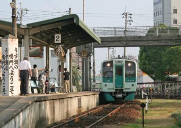 夏の夕暮れの鳴門駅の風景　徳島の風景