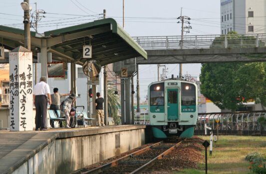 夏の夕暮れの鳴門駅の風景　徳島の風景