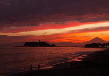 夏の湘南　夕焼けの江の島と富士山　夏の神奈川の風景