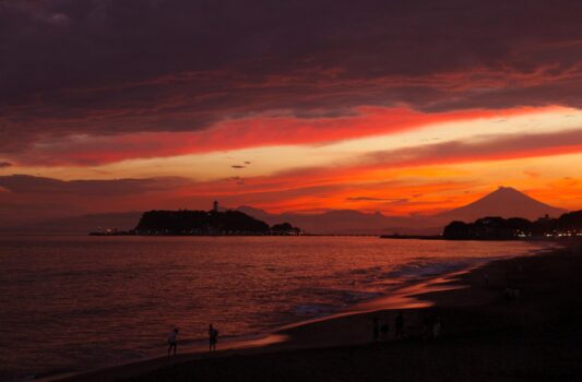 夏の湘南　夕焼けの江の島と富士山　夏の神奈川の風景