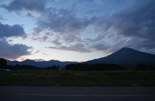 夏の夕暮れの磐梯山　会津　夏の福島の風景
