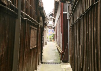 夏の朝の奈良の路地裏　奈良の町並み　夏の奈良の風景