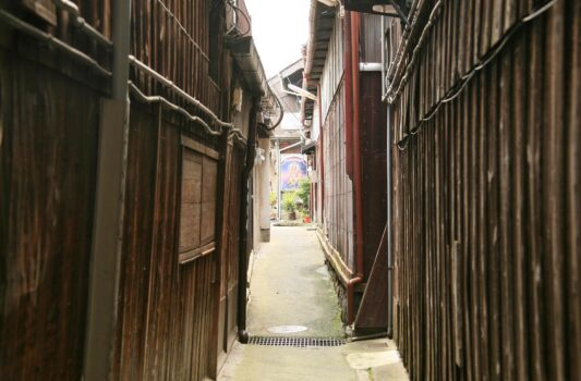 夏の朝の奈良の路地裏　奈良の町並み　夏の奈良の風景