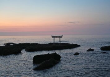 夏の朝の大洗磯前神社　神磯の鳥居　茨城の夏の風景