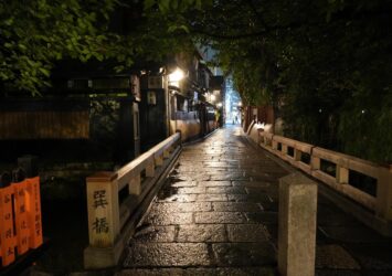 祇園白川　夜の巽橋　夏の京都の風景