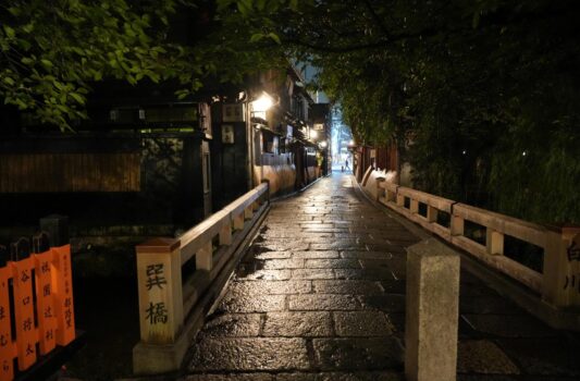 祇園白川　夜の巽橋　夏の京都の風景