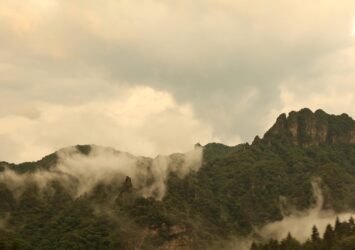 夏の雨上がりの夕暮れ　幻想的な上州の山々　夏の群馬の風景