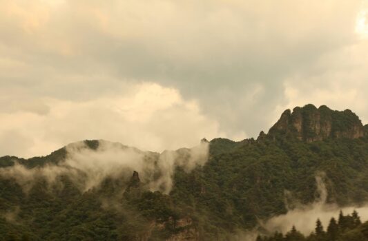 夏の雨上がりの夕暮れ　幻想的な上州の山々　夏の群馬の風景
