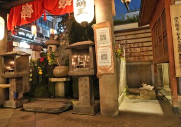 夜の法善寺横丁とネコ　大阪の風景