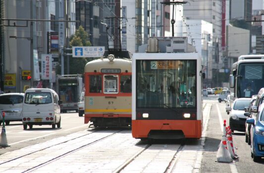 路面電車と松山市内の風景　愛媛の風景