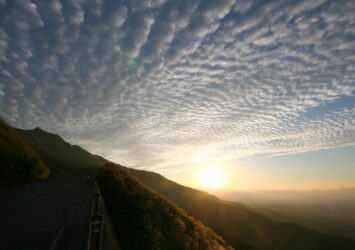 秋の朝の阿蘇の風景　秋の阿蘇　熊本の風景