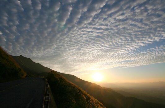 秋の朝の阿蘇の風景　秋の熊本　熊本の風景