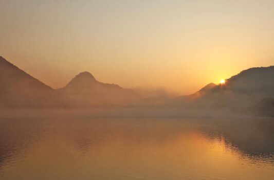 秋の朝の榛名湖　朝日と榛名湖　群馬の風景