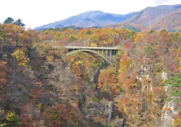 秋の鳴子峡　紅葉の風景　秋の宮城の風景