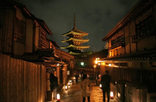 京都　夜の東山　法観寺　八坂の塔　京都の風景　京都の夜景