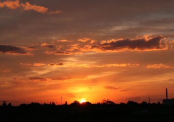 朝日と朝焼けの空　宮城の風景