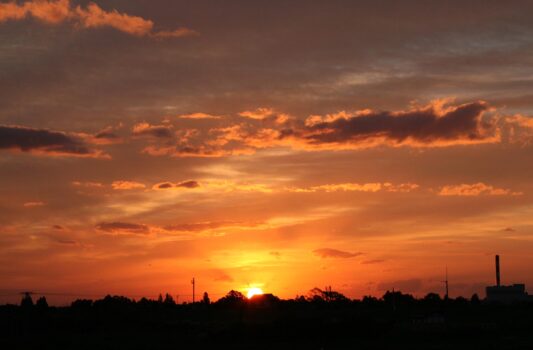 朝日と朝焼けの空　仙台　宮城の風景