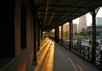 夕方の横浜赤レンガ倉庫の風景　横浜　神奈川の風景