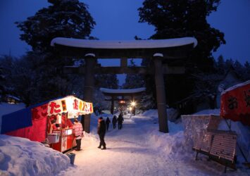 冬の夜の岩木山神社　雪の津軽　冬の青森の風景