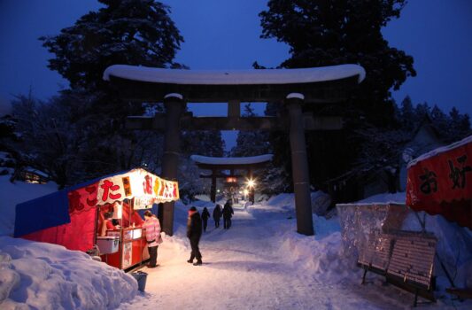 冬の夜の岩木山神社　雪の津軽　冬の青森の風景
