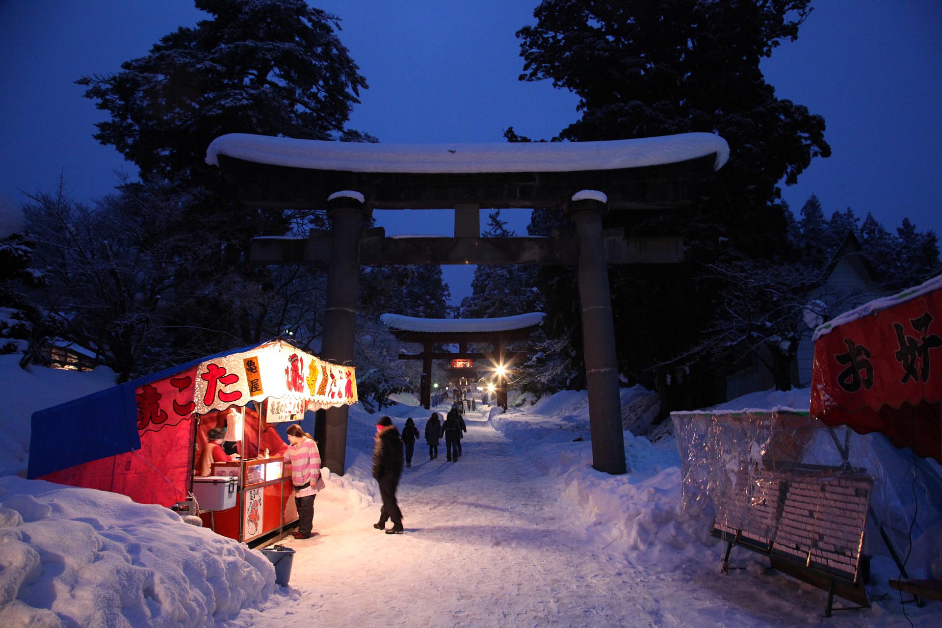 冬の夜の岩木山神社　雪の津軽　冬の青森の風景